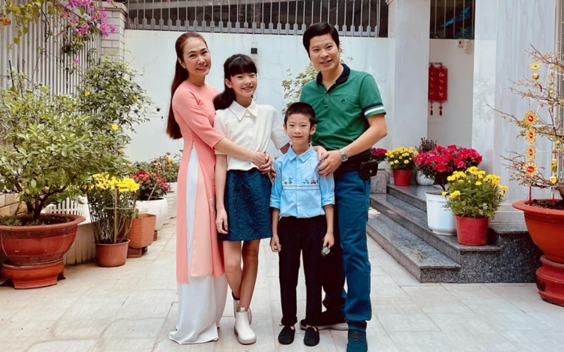  MC Thanh Thảo Hugo đang có tổ ấm viên mãn bên ông xã doanh nhân Thái Kim Sơn và 2 con có biệt danh là Dâu, Bòn Bon. Được biết gia đình cô sống trong một căn nhà sang trọng tại Quận 7, TP.HCM.