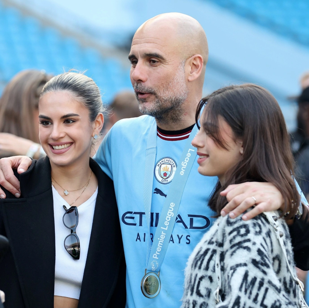  HLV Man City Pep Guardiola gây chú ý khi có hai cô con gái xinh đẹp, gợi cảm là Maria và Valentina Guardiola. Cặp chị em chiếm trọn ống kính truyền thông nhờ sở hữu vẻ ngoài xinh đẹp cùng thân hình "chuẩn từng centimet".