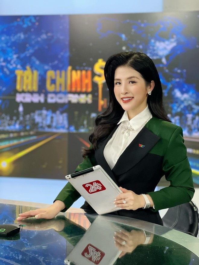  Nữ BTV VTV Hải Vân là gương mặt quen thuộc của loạt chương trình nổi tiếng trên sóng VTV như Y tế 24h, Bản tin kinh tế, Tài chính kinh doanh, Tiêu dùng thông thái, Smart Money...