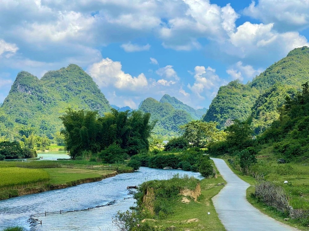 Thức dậy ở núi Mắt Thần, chiêm ngưỡng làn sương trên mặt nước