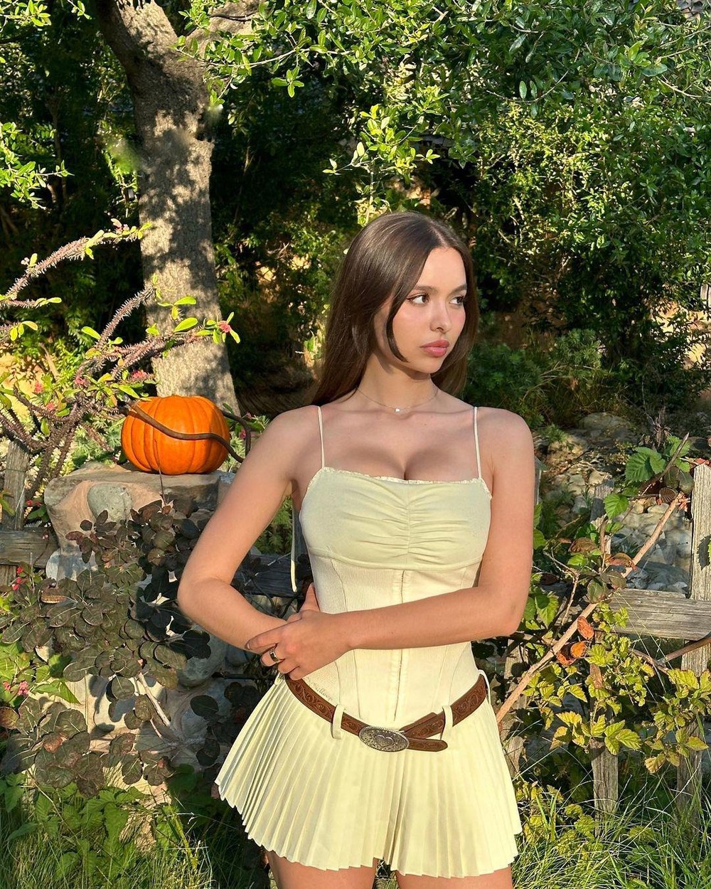 Sophie Mudd là  hot girl sinh năm 1998 nổi bật với gương mặt ngây thơ nhưng body nóng bỏng.