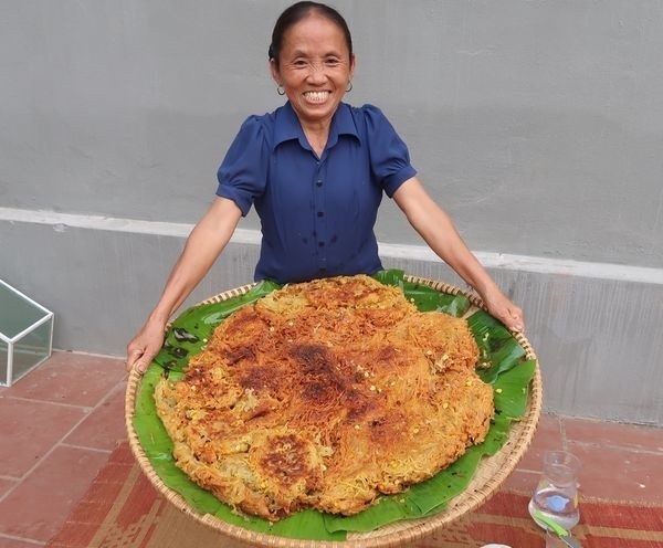 Hơn 4 năm trước,  bà Tân Vlog (tên thật Nguyễn Thị Tân, sống tại huyện Lạng Giang, tỉnh Bắc Giang) là nhân vật từng khuynh đảo cõi mạng với kênh YouTube chuyên nấu các món ăn theo phong cách "siêu to khổng lồ".