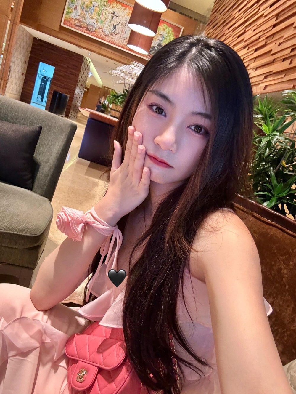 Nguyễn Bùi Nam Phương được mệnh danh là " hot girl má lúm", cô nàng nổi bật nhờ vẻ ngoài xinh đẹp, trong trẻo.