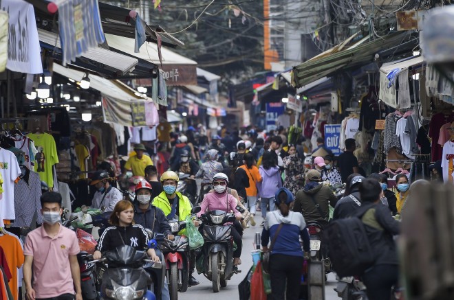 Sau nhiều ngày vắng bóng khách,  chợ Ninh Hiệp (thuộc làng Nành, xã Ninh Hiệp, huyện Gia Lâm, Hà Nội) hiện nay đã bắt đầu đông trở lại, các tiểu thương cũng dần quay trở lại hoạt động kinh doanh.