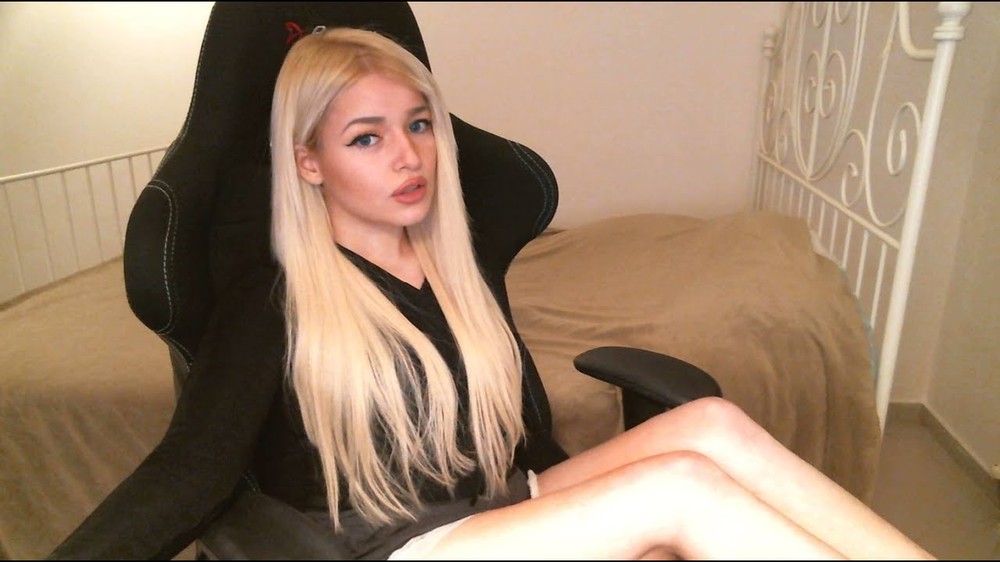  Helenalive là streamer "IRL" và đồng thời là một game thủ chơi các tựa game như Warcraft, Dota 2 và LMHT.