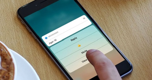 Để thực hiện trả lời tin nhắn không cần mở khóa trên  iPhone, bạn chỉ cần kéo xuống khay ứng dụng thông báo, giữ nhẹ thông báo tin nhắn muốn trả lời và trượt sang bên trái bạn sẽ thấy một tùy chọn trả lời hiện ra.