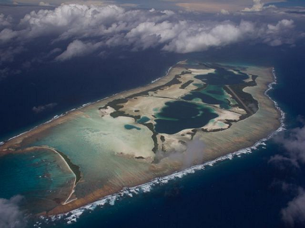  Đảo Palmyra Atoll nằm gần phía nam của quần đảo Hawaii và thuộc Hoa Kỳ. Nhiều người đồn rằng, đây là một đảo bị quỷ ám. Trong nhiều thế kỷ qua, rất nhiều vụ đắm tàu và mất tích bí ẩn đã xảy ra ở đây. Năm 1855, Palmyra có một tàu lớn va chạm với đá ngầm nhưng khi có người tới cứu thì không thể tìm ra con tàu và các thủy thủ.