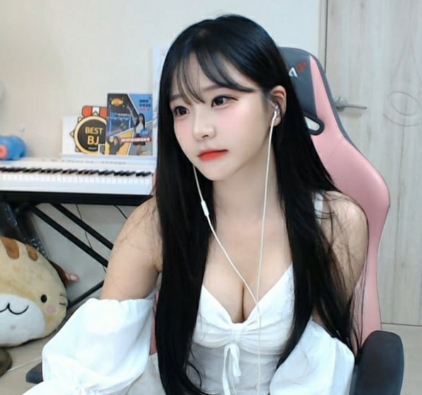  Park Min Jung - một nữ streamer cực kỳ xinh đẹp của Afreeca TV đang rất khó chịu khi bị quấy rối tình dục trong một buổi livestream mới đây.