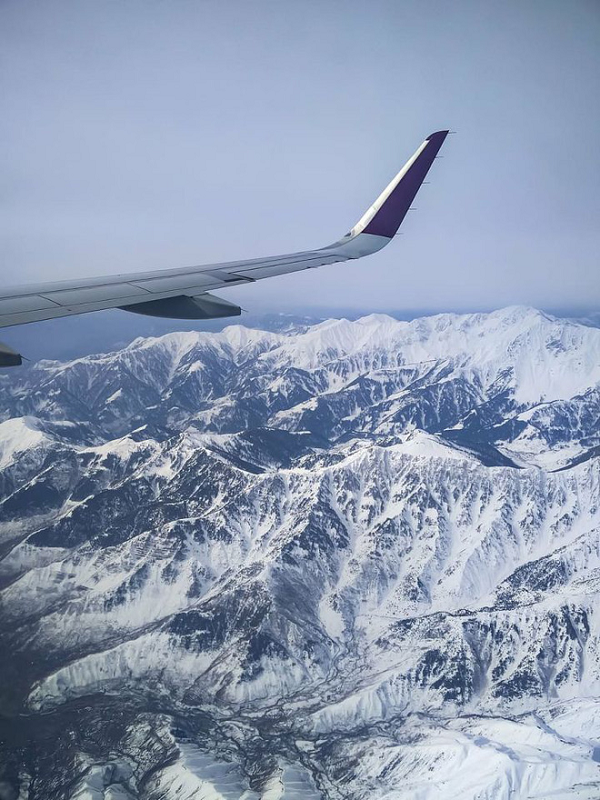  Dãy Himalaya dài khoảng 2.400 km từ đông sang tây, rộng từ bắc xuống nam từ 200 đến 300 km, với độ cao trung bình hơn 6000 mét. Đỉnh cao nhất của đỉnh Everest là 8.848 mét và có hơn 100 đỉnh cao trên 7.200 mét.