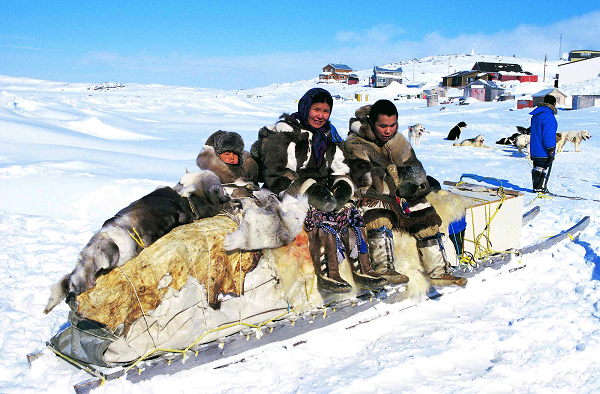  Eskimo là tộc người sống trên những vùng băng tuyết hoang vu lạnh giá. Toàn bộ lãnh thổ Greenland, Bắc Mỹ và đông Siberia.