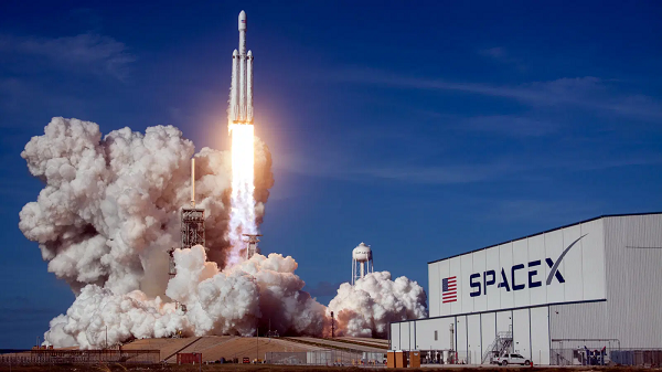  SpaceX đã khơi mào "cuộc chiến" mới khi muốn vệ tinh của mình hạ độ cao quỹ đạo, giúp hệ thống Internet Starlink cải thiện tốc độ băng thông và giảm nguy cơ bị các mảnh vỡ trong không gian va phải.