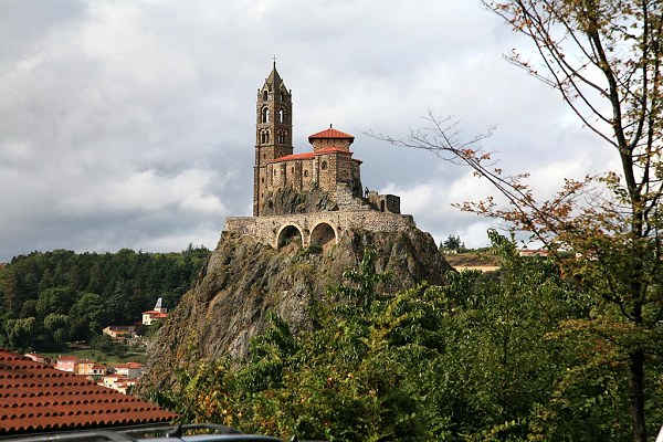  Tòa nhà Saint-Michel D'Aiguilhe Ở Pháp được xây dựng trên đỉnh một ngọn núi lửa đã tắt cao khoảng 84 mét.