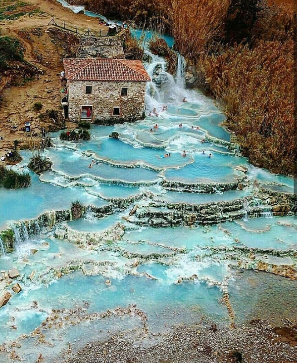  Suối nước nóng ở Saturnia, Italia - một ngôi làng cổ đẹp đến nỗi một số người tin rằng đôi bàn tay của một vị thần nào đó đã tạo ra cảnh quan này.