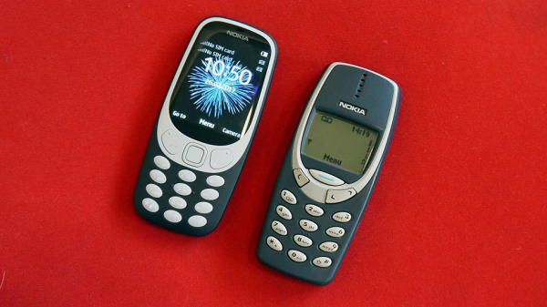  Nokia 3310 phiên bản năm 2000 là chiếc điện thoại chứng minh cho sự thống trị thị trường của Nokia lúc bấy giờ. Chuông điện thoại Nokia 3310 bắt tai, độ bền cao, và nhất là không có cây ăng-ten.