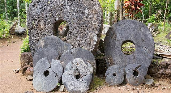 Loại  tiền tệ bằng đá này được người dân ở đảo Yap, thuộc Micronesia, Thái Bình Dương sử dụng hàng thế kỷ qua, nhưng không ai nhớ rõ chúng xuất hiện từ khi nào. Chúng đều mang đặc điểm chung là rất nặng, làm từ đá vôi chở từ Palau sang. Đây là hòn đảo nằm cách đảo Yap chừng 400km về phía tây nam.