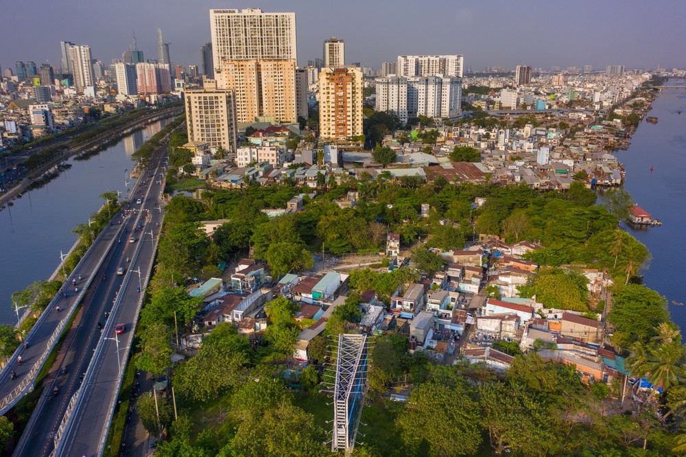 Vài tuần qua, khu vực cù lao Nguyễn Kiệu (quận 4, TP.HCM) nằm dưới chân cầu Nguyễn Văn Cừ thu hút sự quan tâm của công chúng nhờ trở thành bối cảnh trong bộ phim Bố già. Phim được quay hơn 2 tháng tại đây.