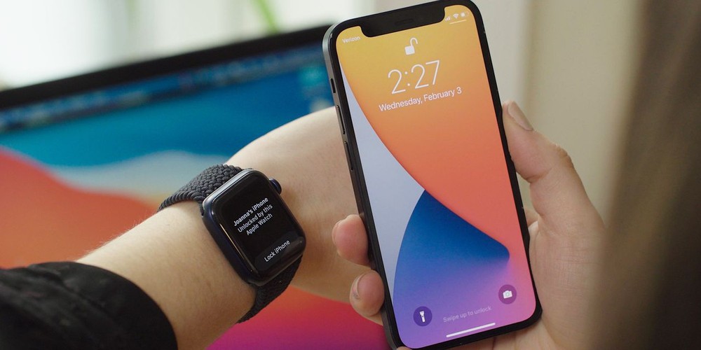  Mở khóa iPhone khi đeo khẩu trang. Trên iOS 14.5, Apple đã bổ sung tùy chọn sử dụng Apple Watch để mở khóa  iPhone khi người dùng đeo khẩu trang. Để sử dụng tính năng này, Apple Watch cần được mở khóa và kích hoạt tùy chọn phát hiện chuyển động cổ tay. Khi mở khóa iPhone, đồng hồ sẽ rung để thông báo. Ảnh: WSJ.