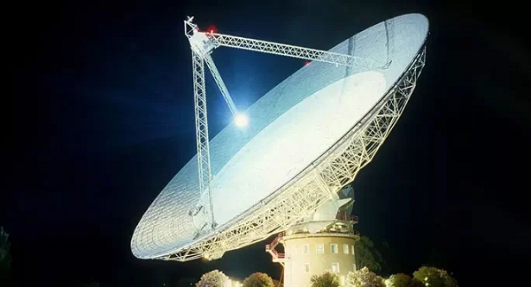 Mạng VLBI châu Âu (mạng lưới kính viễn vọng vô tuyến được đặt ở 4 châu lục) đã phát hiện ra  tín hiệu chớp sóng vô tuyến cực mạnh.