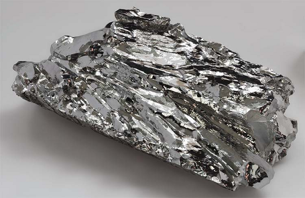 Rhodium được xem là  kim loại quý giá và đắt tiền nhất thế giới. Nhờ tính chất hoá học đặc biệt, Rhodium không bị ăn mòn và oxy hóa, ít bị mờ và trầy xước. Chất duy nhất có thể ăn mòn Rhodium là axit sulfuric.