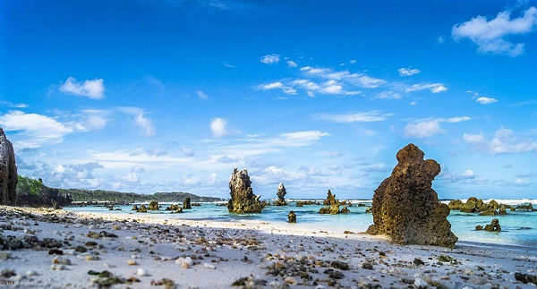  Cộng hòa Nauru là một đảo quốc tại Micronesia thuộc Nam Thái Bình Dương. Với khoảng gần 12.000 cư dân sống trên một diện tích 21 km vuông, Nauru là quốc gia nhỏ nhất tại Nam Thái Bình Dương, nhỏ thứ ba trên thế giới về diện tích.