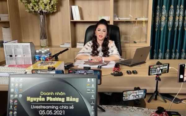  Nữ đại gia Phương Hằng vừa trở thành cá nhân đạt lượng người xem livestream trên Facebook Việt Nam "khủng" nhất trên mạng xã hội với 225.000 người cùng theo dõi và hơn 32.000 lượt chia sẻ.