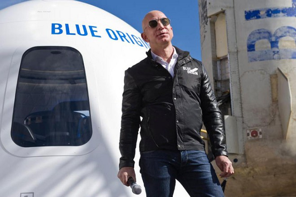 Buổi đấu giá  tấm vé du lịch vào không gian cùng anh em tỷ phú Jeff Bezos trên tàu vũ trụ New Shepard đã kết thúc với mức giá lên tới 28 triệu USD (hơn 600 tỷ đồng).