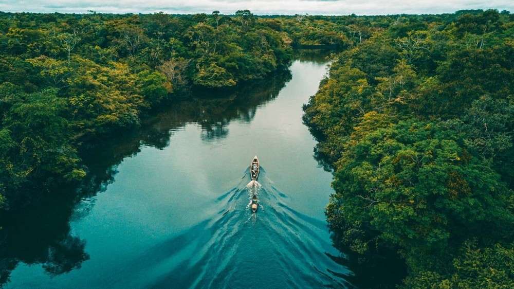 Với chiều dài lên tới 6.992 km, sông Amazon cùng với sông Nile ở châu Phi là 2 dòng sông dài nhất thế giới hiện nay. Sông Amazon chiếm khoảng 20% tổng lưu lượng nước ngọt cung cấp cho các đại dương, chỗ rộng nhất của sông vào mùa khô khoảng 11 km, vào mùa mưa lũ có thể lên đến 40 km và khu vực cửa sông có thể rộng tới 325 km. Đây chính là dòng sông có trữ lượng nước lớn nhất, lưu vực rộng nhất trên Trái Đất. Ảnh: World Atlas.