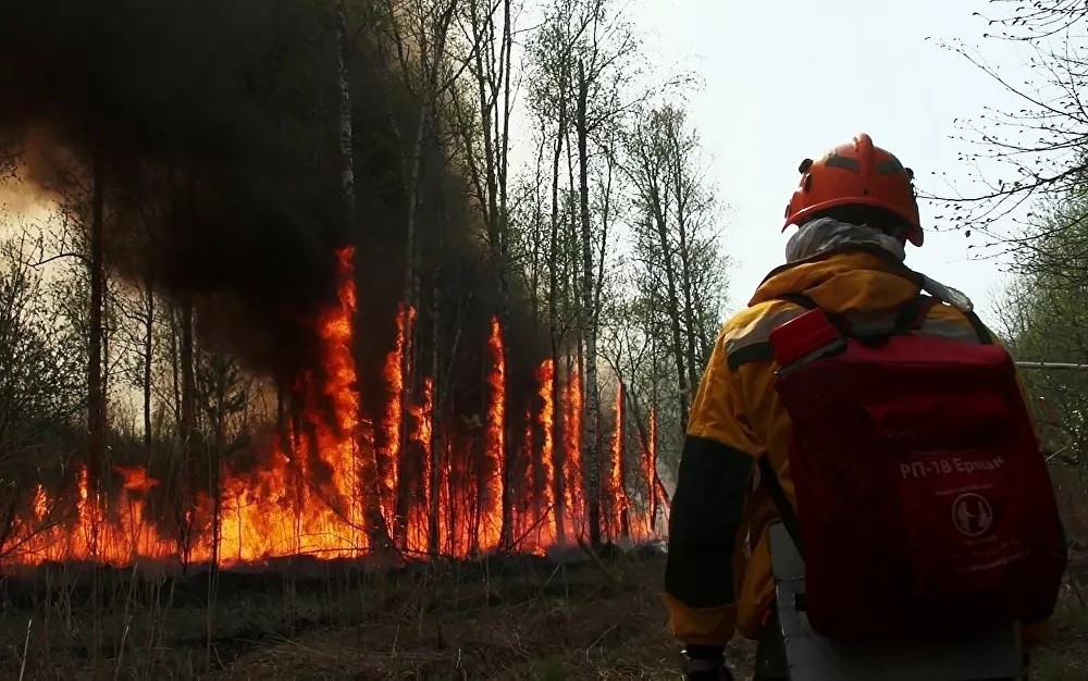 Theo báo cáo mới nhất của Ủy ban Liên chính phủ về biến đổi khí hậu (IPCC) của Liên Hợp Quốc (LHQ) được công bố ngày 9/8, biến đổi khí hậu đang diễn ra phổ biến, nhanh chóng và ngày càng gia tăng, theo xu hướng hiện không thể đảo ngược, ít nhất là trong khung thời gian hiện tại. Ảnh: Đám cháy rừng ở Yakutia, Nga.