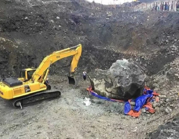 Công ty đá quý địa phương Yadanar Taungtann đã tìm thấy một khối ngọc thô ở mỏ Pagan, bang Kachin, Myanmar. Nó có trọng lượng lên đến 174,6 tấn, cao 2,7 m, dài 6 m và rộng đến 5,5m.