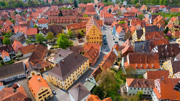 Nördlingen nằm ở Bavaria, thuộc phía nam nước Đức. Nơi này hiện có dân số khoảng 20.000 người. Khi những cư dân đầu tiên đặt chân đến thị trấn Nördlingen vào năm 898 sau Công nguyên, họ nghĩ mình đang sống trong một miệng núi lửa.