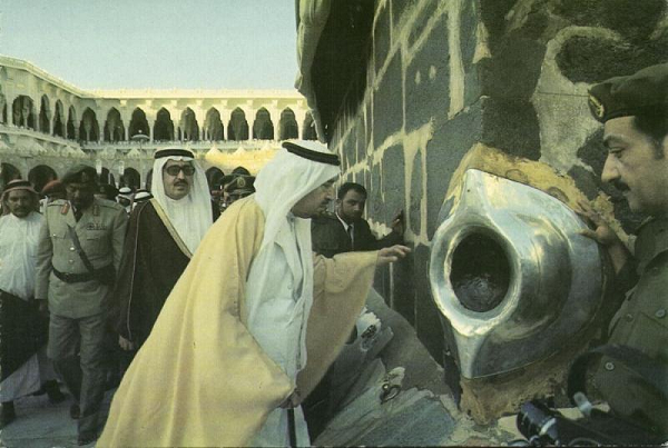 Nằm trong một góc nhà thờ Kaaba,  Hắc Thạch (black stone) được cho là nơi Đấng tiên tri Mohammed ra đời. Người Hồi giáo tin rằng Thánh Allah đã ra lệnh xây dựng Kaaba và Đấng tiên tri Mohammed đã đặt tảng đá vào bức tường của Kaaba năm 605.