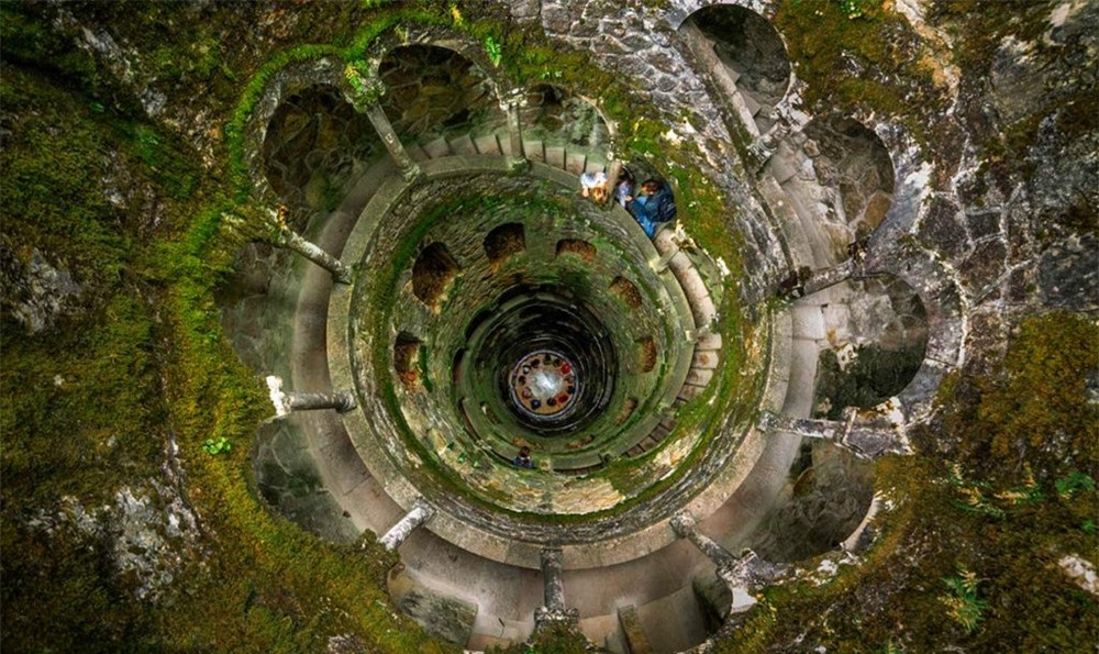 Di tích lâu đài Quinta de Regaleira nằm gần trung tâm lịch sử của Sintra, Bồ Đào Nha được UNESCO công nhận là Di sản Thế giới. Mỗi năm, hàng ngàn khách du lịch đổ về để chiêm ngưỡng kiến trúc độc đáo giao thoa các nét kiến trúc Gothic, Ai Cập, Ma-rốc và Phục hưng của lâu đài.