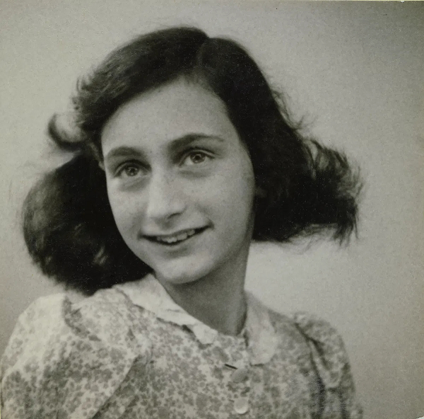 Câu chuyện  luân hồi khó lý giả kể về Anne Frank sinh năm 1929 tại Frankfurt, Đức. Cô gái này sinh trưởng trong một gia đình gốc Do Thái. Năm 1934, khi Adolf Hitler và Đảng Quốc xã nắm quyền kiểm soát nước Đức, bắt đầu chính sách kỳ thị người Do Thái, gia đình cô chuyển đến sống ở Amsterdam, Hà Lan để tránh bị đàn áp.