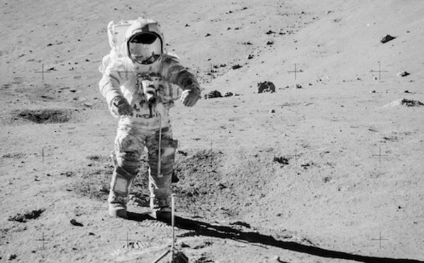 Năm 1972, khi nhà địa chất học kiêm phi hành gia Apollo 17, Harrison Schmitt phát hiện một mảng đất màu cam bất thường trên Mặt Trăng, ông biết nó sẽ rất đặc biệt, nhưng ông không chắc chính xác tại sao.