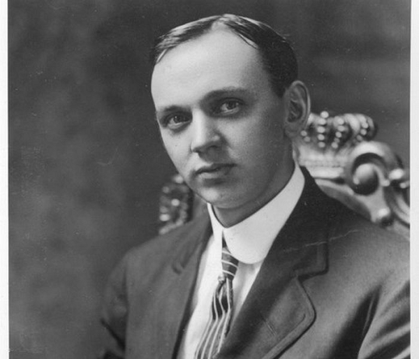  Edgar Cayce (1877-1945) là một nhà tâm linh, người có thể  tiên tri về các sự kiện trong tương lai và trả lời các câu hỏi trong khi rơi vào trạng thái mê hoặc thôi miên.