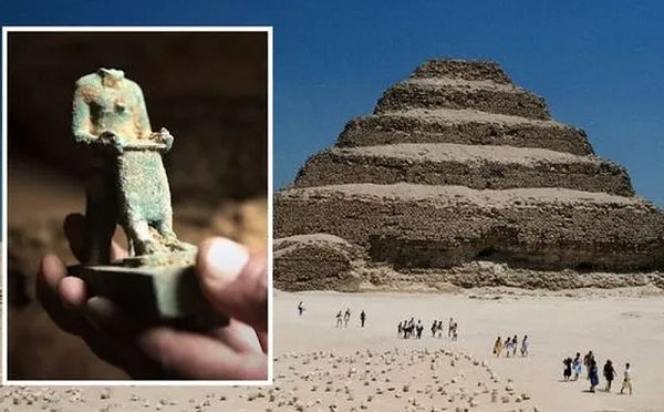 Được xây dựng tại Saqqara khoảng 4.700 năm trước,  kim tự tháp bậc thang Djoser là kim tự tháp đầu tiên của người Ai Cập. Việc xây dựng kim tự tháp cần 11,6 triệu mét khối đá và đất sét. Các hầm bên dưới kim tự tháp tạo nên một đường dẫn dài khoảng 5,5km.