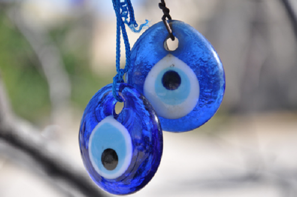 “ Mắt quỷ” (Evil eye) trong tiếng Tây Ban Nha là el ojo, trong tiếng Ý là occhio, có nghĩa là những ánh mắt thèm khát. Nó đã xuất hiện từ thời xa xưa và được tin là có sức mạnh ảnh hưởng tầm vũ trụ.