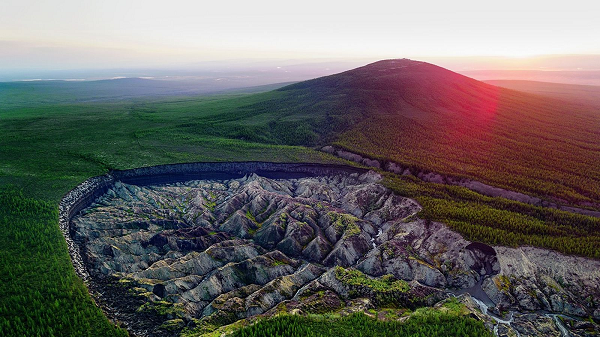 Nằm gần lưu vực sông Yana, cách thành phố Yakutsk ở Siberia, Nga, khoảng 660 km về phía Đông Bắc, miệng núi lửa Batagaika hay " cánh cửa địa ngục" thuộc hàng lớn nhất thế giới, có chiều dài 1km và sâu 50m.