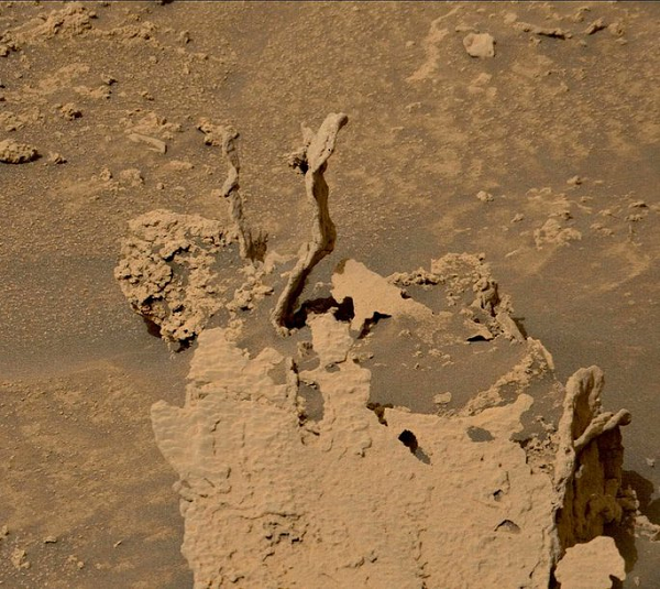 Tàu thám hiểm Sao hỏa Curiosity khi đi qua vùng Gale Crater đã chụp được những bức ảnh vô cùng kỳ lạ. Giữa những bãi cát nông và những tảng đá nổi lên một cấu trúc bí ẩn trông hệt như những "bức tượng nghệ thuật" đang nhảy múa.