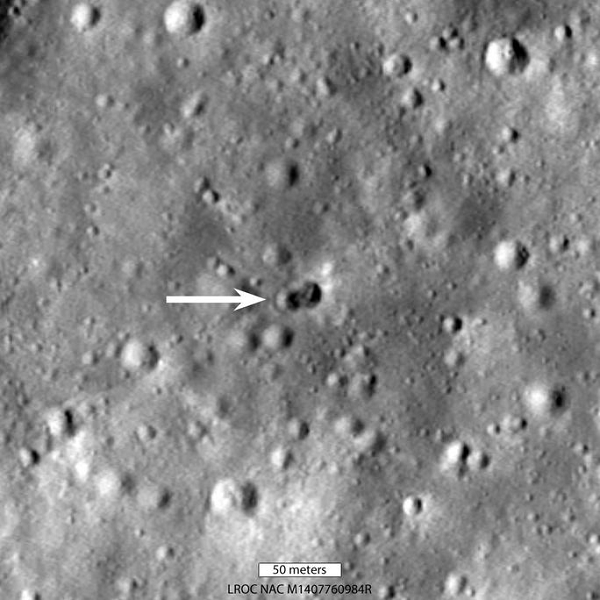 Tàu quỹ đạo Mặt trăng Reconnaissance (LRO) của NASA đã chụp được hình ảnh lỗ thủng bí ẩn trông như một "miệng núi lửa kép" ở  phần tối của Mặt trăng vào ngày 25/5.