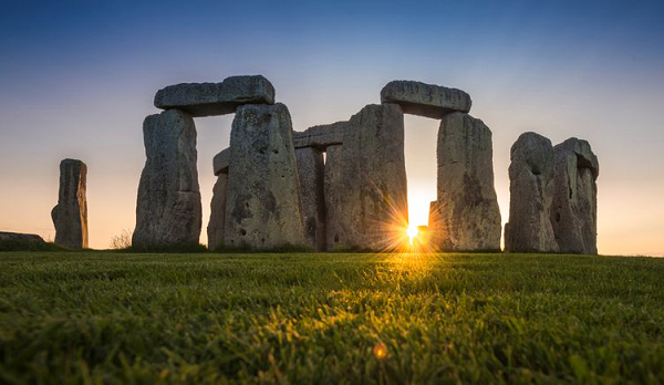 Stonehenge, Anh Quốc khiến các nhà khoa học vô cùng đau đầu vì không thể lí giải làm thế nào người  cổ đại có thể vận chuyển hàng khối đá vô cùng nặng từ một nơi xa hàng trăm km? Khu vực quanh Stonehenge không hề có nơi nào để khai thác đá, nghĩa là người ta đã phải vận chuyển những tảng đá này từ rất xa.