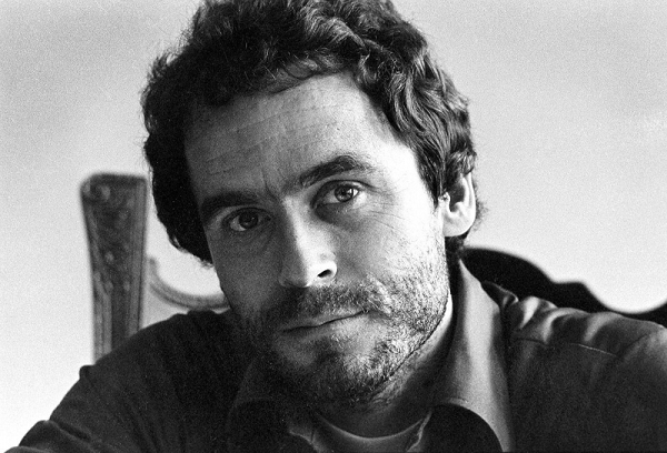 Được mệnh danh là "sát thủ đẹp trai", Ted Bundy đã bắt cóc, cưỡng hiếp và sát hại 30 thiếu nữ ở 7 tiểu bang Mỹ từ năm 1974 đến năm 1978.