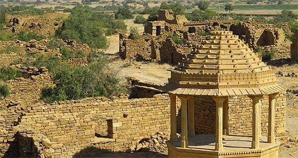 Kuldhara là một  ngôi làng bí ẩn được thành lập từ 1291 bởi Bà la môn Paliwal. Mọi chuyện vẫn cứ diễn ra bình thường cho đến một đêm năm 1825, tất cả mọi người, từ già đến trẻ đều "bốc hơi" rất khó hiểu.