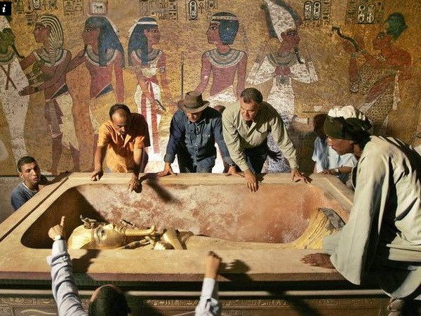 Năm 1923, cùng với sự cho phép từ các quan chức Ai Cập,  lăng mộ của Pharaoh Tutankhamun chính thức được mở cửa sau một năm kể từ khi phát hiện được công bố.