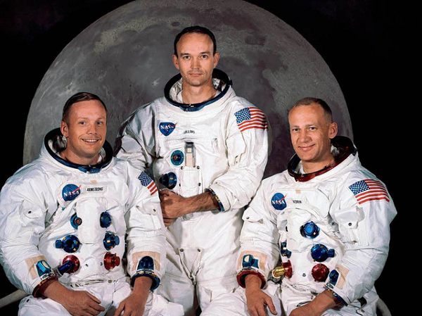 Vào ngày 20/7/1969, tàu vũ trụ Apollo 11 đã đưa 3 phi hành gia người Mỹ là Neil Armstrong, Michael Collins và Buzz Aldrin bay vào quỹ đạo Mặt Trăng.