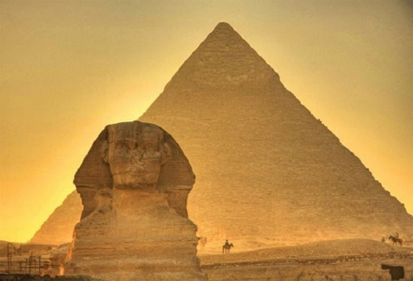 Kim tự tháp Giza và tượng nhân sư khổng lồ Sphinx được đánh dấu như một trong những thành tựu đáng ngạc nhiên nhất trong lịch sử loài người, cho đến bây giờ, cách thức các thợ xây cổ đại áp dụng vẫn còn là vấn đề gây nhiều tranh cãi.