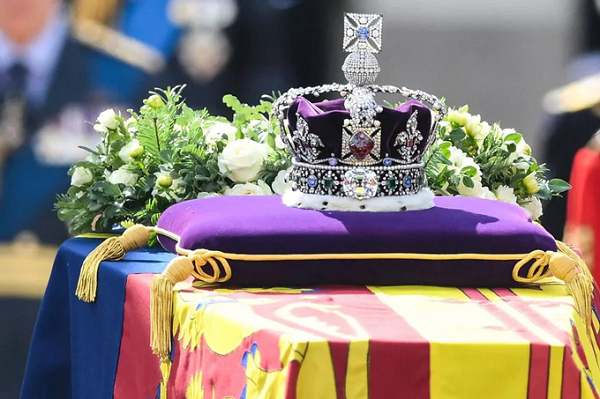  Vương miện Đế chế - Imperial State crown, được sử dụng trong lễ đăng quang của Nữ hoàng Elizabeth II vào năm 1953 có trọng lượng lên đến 1,3 kg. Món đồ trang sức này làm từ đá quý, ngọc trai, kim loại và bao gồm cả một chiếc áo choàng nhung.