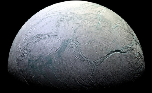 Những dữ liệu từ tàu Cassini của NASA cho thấy, mặt trăng nhỏ của Sao Thổ - Enceladus có một đại dương nước phủ băng phun trào vào không gian, tạo thành một môi trường chứa gần như tất cả các yêu cầu cơ bản của sự sống trên cạn.