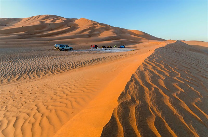 Sa mạc Rub' al Khali có diện tích khoảng 650.000 km2. Nó thuộc địa phận Ả Rập Saudi, Oman, Yemen và Các Tiểu vương quốc Ả Rập Thống nhất. Mặc dù điều kiện khí hậu ở đây rất tệ, nhưng không vì thế mà nó ngăn cản được những người ưa mạo hiểm ghé thăm.