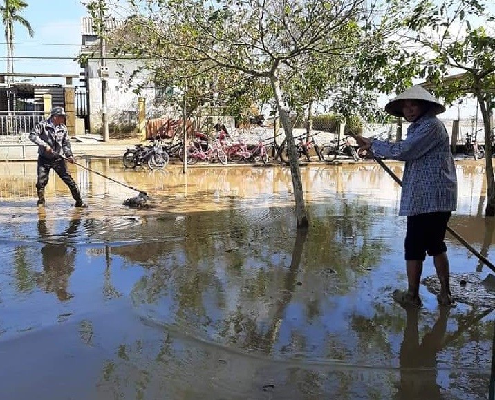 Trong đợt mưa lớn những ngày qua, nhiều khu dân cư ở các vùng thấp trũng trên địa bàn tỉnh Thừa Thiên Huế đều bị nước lũ tràn vào, gây ngập úng kéo dài. Nước rút để lại lớp bùn đất dày.